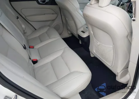 2021 Volvo Xc60 T5 Momentum z USA, uszkodzony, nr VIN YV4102RKXM1732248